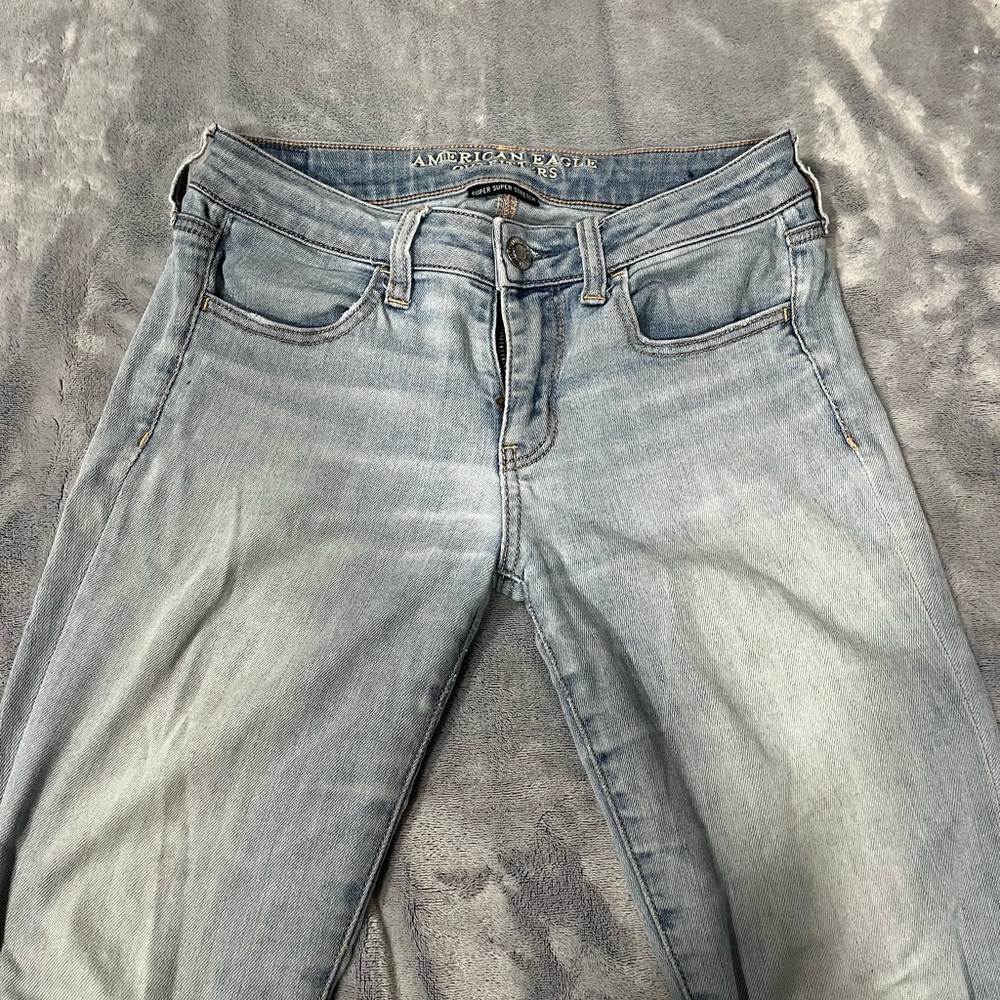American Eagle light wash low-rise jeggings - Picture 8 of 8